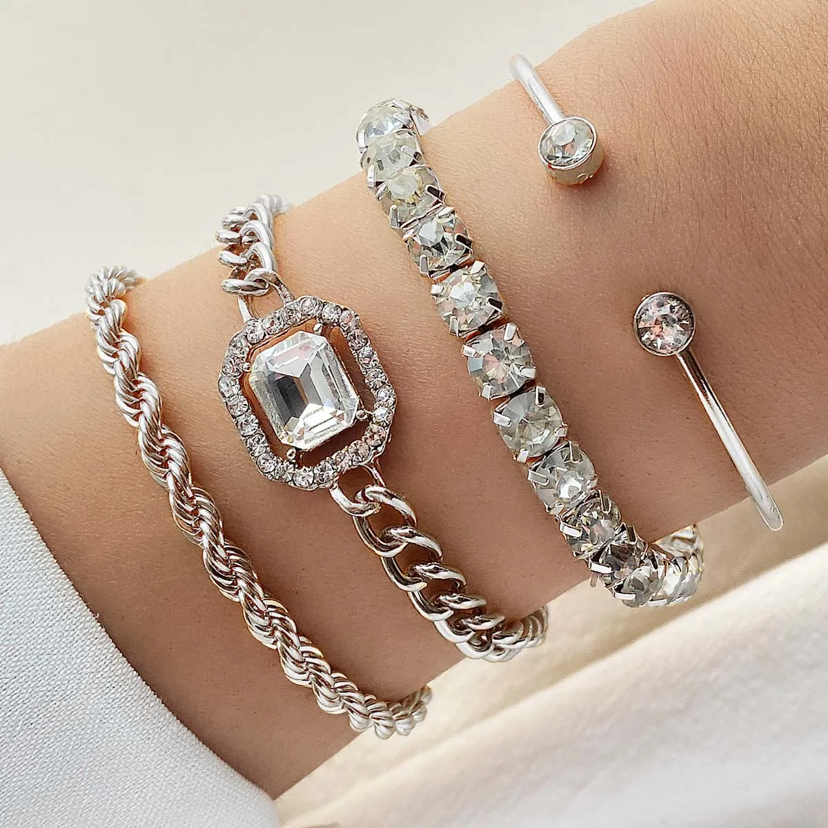 Lonara Armband-Set – Vierteiliges Set aus verstellbaren Metallarmbändern - Image 5