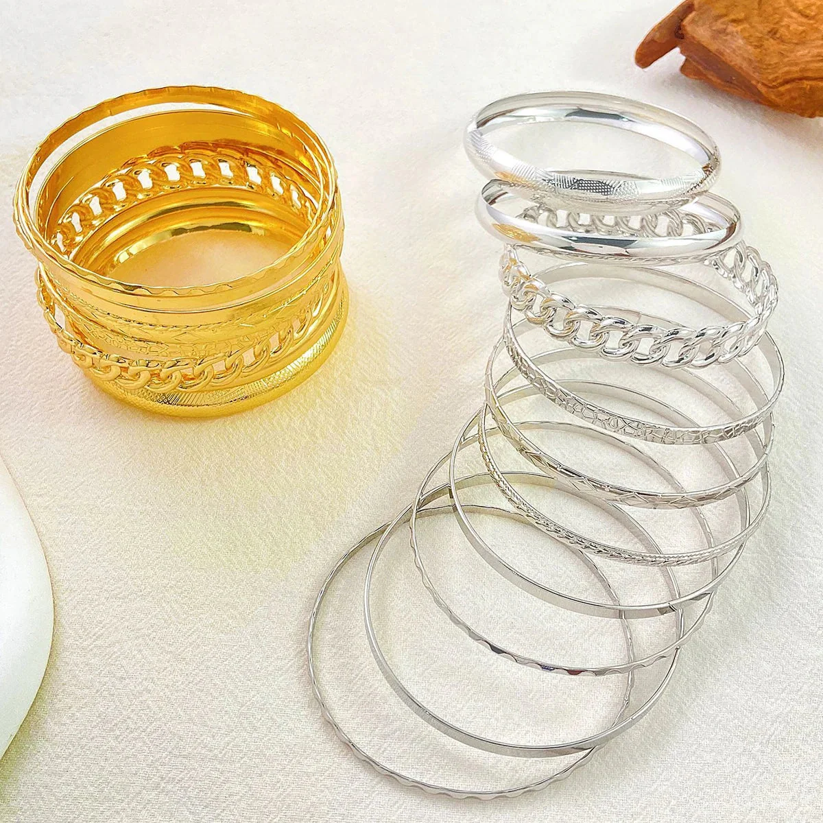 Revolia Armband-Set – Zehnteiliges Set aus Metallarmbändern in Gold- und Silberfarbe - Image 3