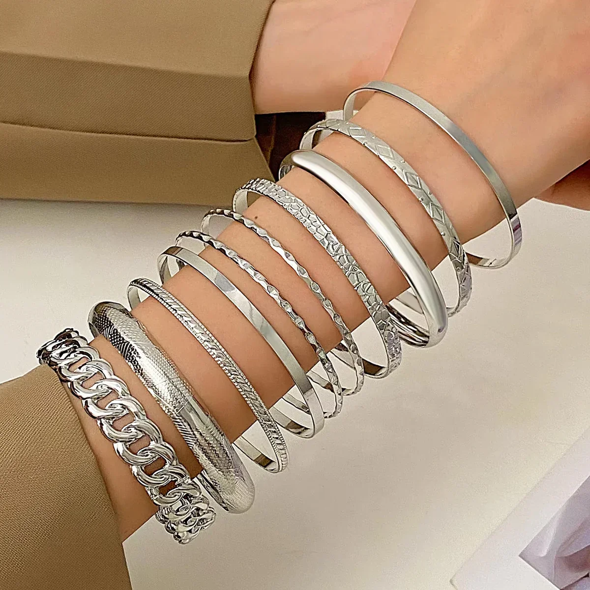 Revolia Armband-Set – Zehnteiliges Set aus Metallarmbändern in Gold- und Silberfarbe - Image 4