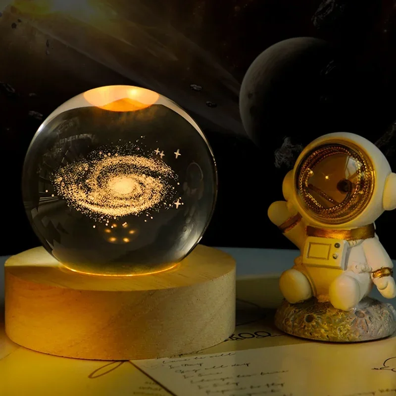 Selena Kristallkugel – Glaslampe mit Mond-, Galaxie-, Saturn- und Sonnensystem-Motiv - Image 5